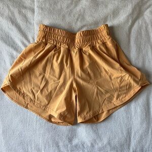 Lululemon track that Mid-Rise lined 5” short